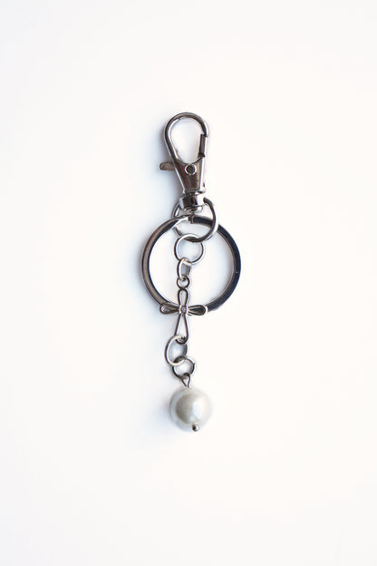 KNOT CROSS PEARL DETAIL KEYCHAIN